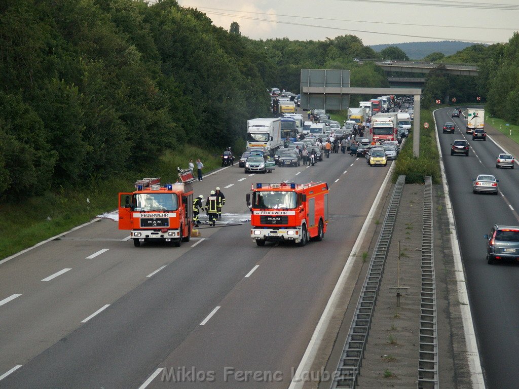 A 4 Rich Aachen Pkw komplett ausgebrannt   P06.JPG